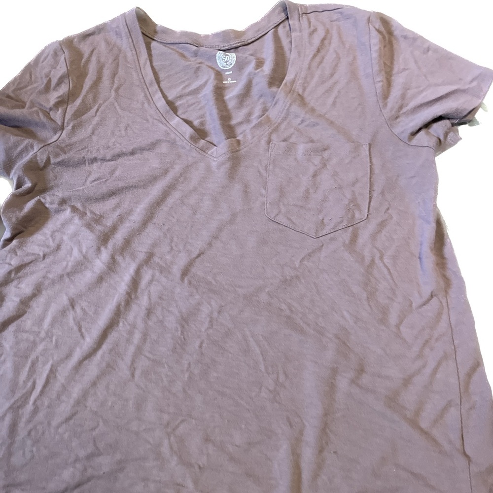 Junior’s v-neck tee